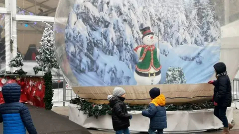 Ni&ntilde;os jugando en la plaza del Pilar