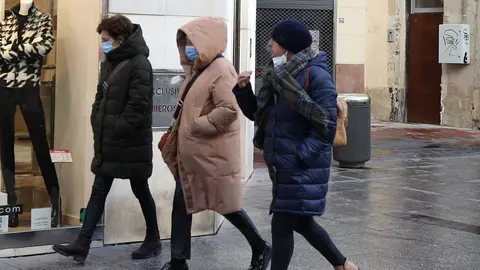 Gente paseando con ropa de abrigo