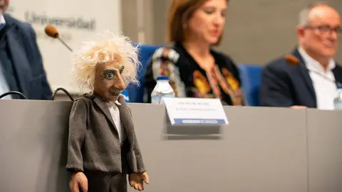 T&iacute;tere de Albert Einstein durante la presentaci&oacute;n de las actividades
