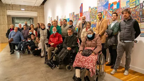 Los diecinueve artistas junto con el consejero Faci en la exposici&oacute;n