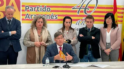 Aliaga ha comparecido ante los medios arropado por miembros de su Ejecutiva