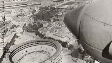 Vista de p&aacute;jaro, desde un bombardero de la Legi&oacute;n C&oacute;ndor, de la plaza de toros de la Misericordia y el entorno de la plaza del Portillo. Ca. 1938. Archivo Mollat-Moya