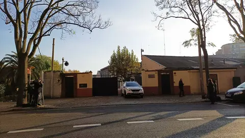 Media decena de furgonetas camufladas de la Polic&iacute;a Nacional y un furg&oacute;n del equipo Tedax de la Guardia Civil han entrado durante la ma&ntilde;ana de este jueves a la factor&iacute;a