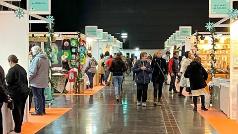 Gente paseando por los puestos de la Feria de Artesan&iacute;a de Arag&oacute;n