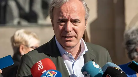 Azc&oacute;n atendiendo a los medios de comunicaci&oacute;n