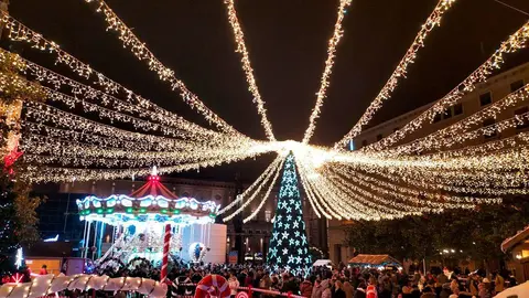 El &aacute;rbol de Navidad y el tiovivo junto a la casa de Pap&aacute; Noel