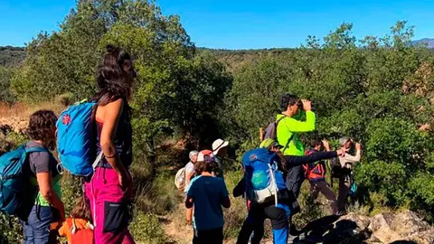Gente en un entorno natural observando el paisaje