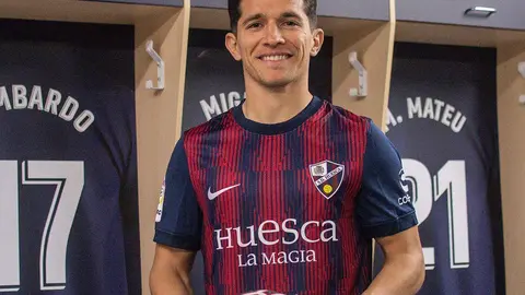Nieto posa con bal&oacute;n y su nueva camiseta en el vestuario del Huesca 