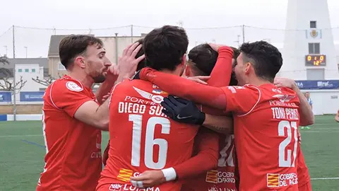 Los jugadores del Utebo celebran un gol
