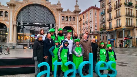 Los ocho chicos de Atades con los cocineros y el alcalde Jorge Azc&oacute;n frente al Mercado Central de Zaragoza