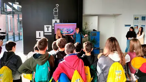 Ni&ntilde;os en una visita a Itainnova