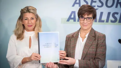 Yolanda D&iacute;az e Inmaculada Cebri&aacute;n muestran el informe encargado por Trabajo