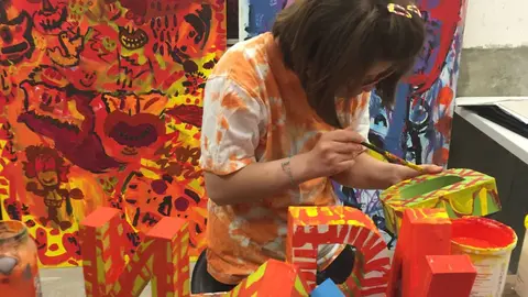 Una ni&ntilde;a pinta dentro del proyecto