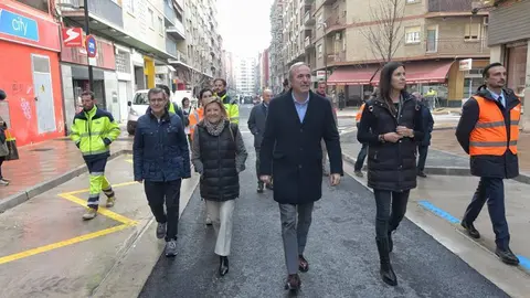 El alcalde de Zaragoza, Jorge Azc&oacute;n, durante la visita a la reforma integral de la calle Reina Fabiola