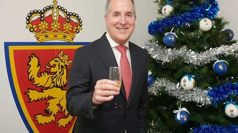 Jorge Mas brinda junto al escudo zaragocista y un &aacute;rbol de navidad 