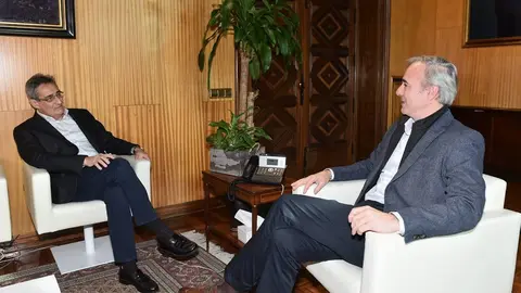 Encuentro del portavoz de Vox, Julio Calvo, con el alcalde de Zaragoza, Jorge Azc&oacute;n, para entregarle las enmiendas a los Presupuestos de 2023