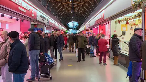 Gente comprando comida para Nochevieja en el Mercado Central de Zaragoza
