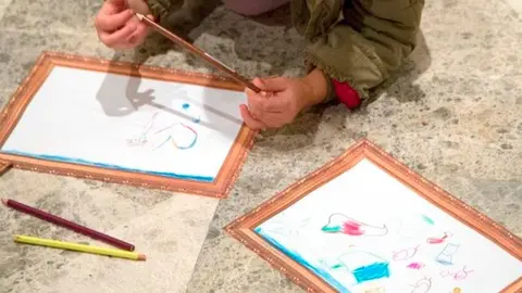 Ni&ntilde;os dibujando en el suelo