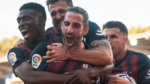 Marc Mateu celebra un gol con Timor