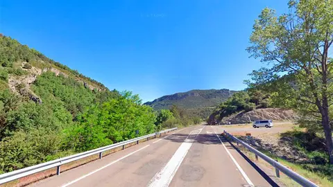 Como consecuencia del impacto, tambi&eacute;n result&oacute; herido el acompa&ntilde;ante, un var&oacute;n de 24 a&ntilde;os, vecino de Zaragoza, que iba de copiloto