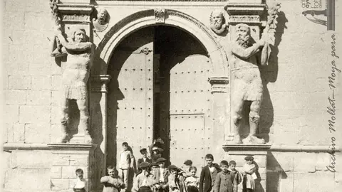 Grupo de ni&ntilde;os posando delante de la portada de la Audiencia Provincial (mitad de tarjeta en formato estereosc&oacute;pico). Ca. 1902. Archivo Mollat-Moya