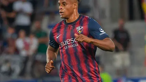 Kevin Carlos en un partido con el Huesca
