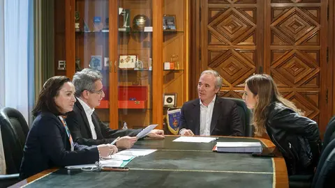 La &uacute;ltima reuni&oacute;n de negociaci&oacute;n entre el alcalde de Zaragoza, Jorge Azc&oacute;n, la responsable de Hacienda, Mar&iacute;a Navarro y el portavoz de Vox, Julio Calvo, ha acabado en acuerdo presupuestario