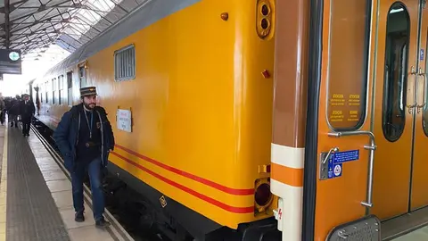 El Tren Blanco, estacionado en Canfranc tras cinco horas de trayecto