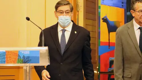 Aliaga ha participado este lunes en la firma de la cesi&oacute;n del inmueble del Centro Aragon&eacute;s de Barcelona a la DGA