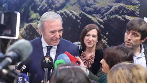 El alcalde de Zaragoza, Jorge Azc&oacute;n, junto a la vicealcaldesa de Zaragoza, Sara Fern&aacute;ndez en Fitur