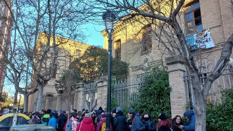 Personas concentr&aacute;ndose a las puertas del Luis Bu&ntilde;uel