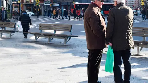 Dos se&ntilde;ores jubilados en la calle