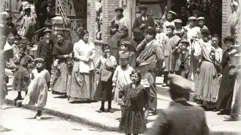 Mercado Central y alrededores, lugar donde acud&iacute;an todo tipo de gentes y, entre estas, mucha chiquiller&iacute;a para hacer los recados. Ca. 1909. Detalle de un negativo de Fototipia THOMAS. Colecci&oacute;n Manuel Ord&oacute;&ntilde;ez