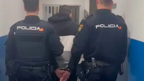 Instantes despu&eacute;s de la agresi&oacute;n, el atacante fue neutralizado y detenido. Imagen: Polic&iacute;a Nacional