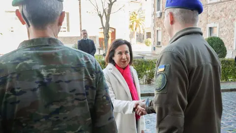 Robles, durante una visita a los ucranianos que se adiestran en Toledo. Foto Rub&eacute;n Somonte/MDE