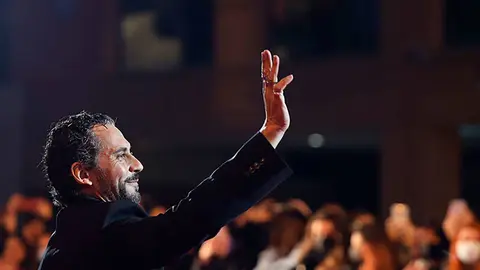 Paco Le&oacute;n saluda al p&uacute;blico en los Premios Feroz 2022