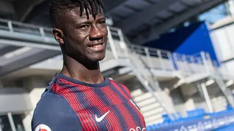 Obeng con la camiseta del Huesca