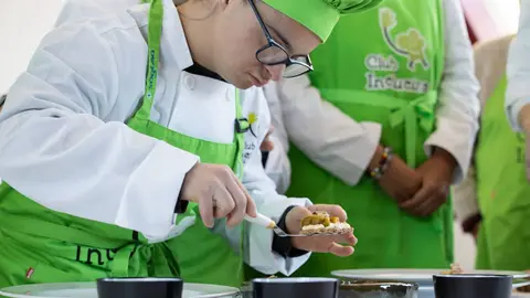 Alumno de Atades cocinando