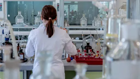 Una cient&iacute;fica en su laboratorio