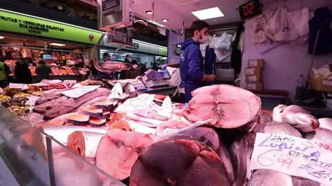 Venta de pescado en mostrador
