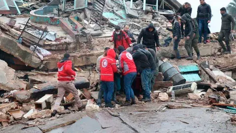 Personal de la Media Luna Roja colaborando en las labores de rescate de v&iacute;ctimas. Foto Twitter de la Federaci&oacute;n Internacional de Sociedades de la Cruz Roja y de la Media Luna Roja