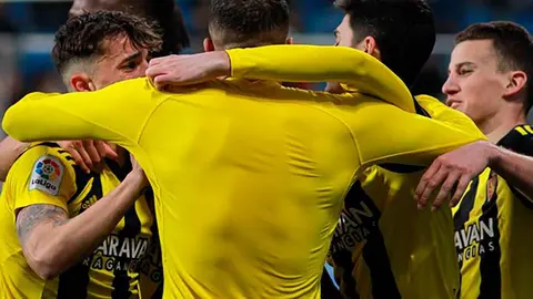 Los jugadores zaragocistas se abrazan tras el partido en Andorra