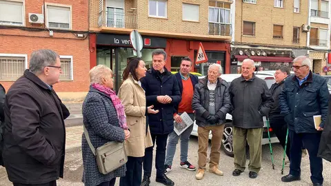 
Carmen Rouco y V&iacute;ctor Serrano han atendido a los vecinos de Casablanca