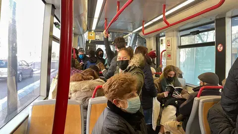 Seg&uacute;n Sanidad, la decisi&oacute;n de eliminar la obligatoriedad de las mascarillas en el transporte p&uacute;blico &ldquo;se ha adoptado de la mano de expertos"