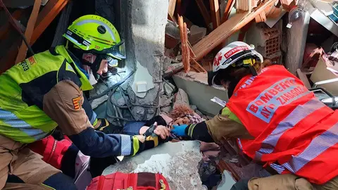 Esta se&ntilde;ora estaba atrapada en una planta colapsada y ha permanecido all&iacute; hasta que un perro ha marcado un indicio y han podido establecer contacto ac&uacute;stico