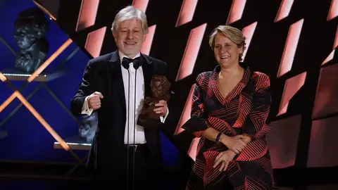 Gaizka Urresti y Paula Labordeta recibieron la pasada noche el Premio Goya a la Mejor pel&iacute;cula documental por "Labordeta, un hombre sin m&aacute;s"

