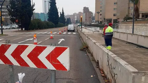 Muro en la avenida Navarra con operarios trabajando 