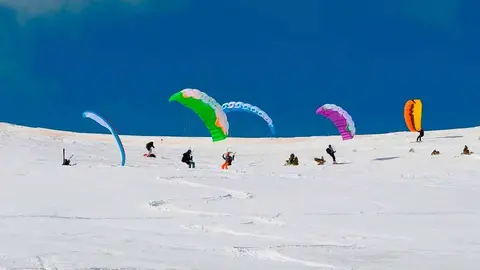 El snowkite mezcla el esqu&iacute; o el snowboard con una cometa de kitesurf. Foto: Aram&oacute;n