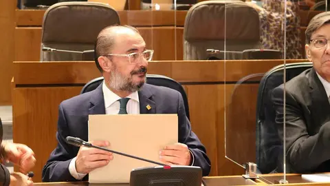 Lamb&aacute;n en las Cortes de Arag&oacute;n con una carpeta en la mano 