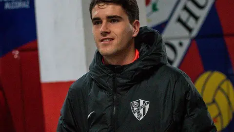 Javi Mart&iacute;nez delante del autob&uacute;s del Huesca